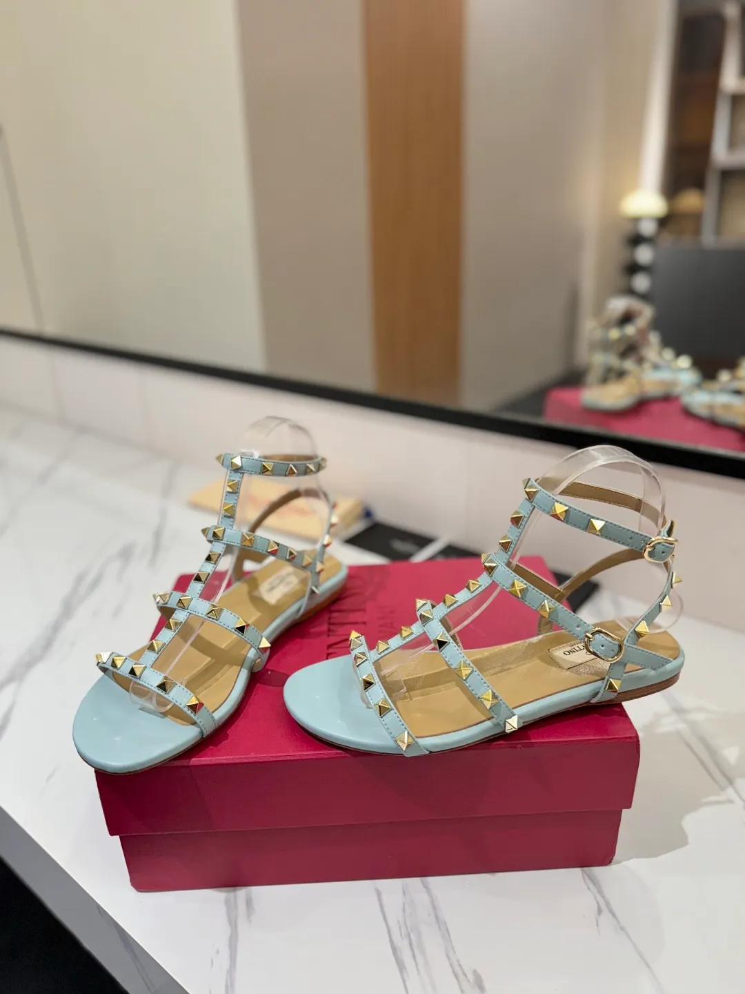 👟👟Ex-factory price 520👟👟 Valentino/Valentino rivet VT classic ankle-wrap rivet sandals, timeless 🆕 deeply rooted in people's hearts❤️A must-have item that never goes out of style🫰top replica! The side curves are perfect, the original molded custom-made rust-free rivets, and the textured hardware bring out a full sense of high-end, giving you a genuine foot feel! The first choice for high-end customers❤️ [Material] Upper: Original imported customized cowhide Inner lining: Original imported goatskin Outsole: Imported pearlescent leather outsole Code number: 35-39 [34, 40, 41, 42 are custom-made and cannot be returned or exchanged]